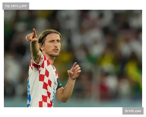 特写：老将莫德里奇在克罗地亚国家队训练课上，亲自指导年轻中场